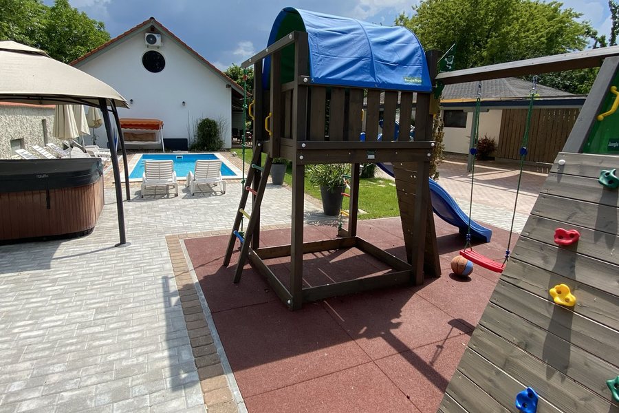 Épített játszótér és homokozó a Siófoki Apartmanok udvarán