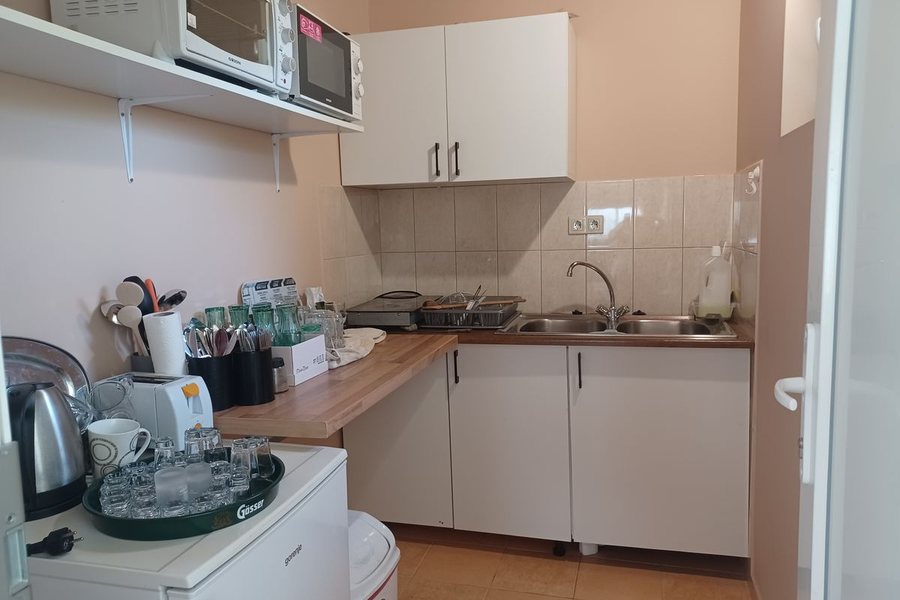 A Siófoki Apartmanok közösségi tere teakonyhával