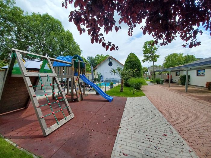 Udvar, medence és kert – 14. fénykép